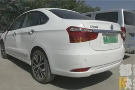 陕西小伙开共享汽车，不料一头撞上警用摩托！结果悲剧了图片