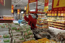 超市员工郭慧娟：卖菜小店都开门了，超市不再排队了图片