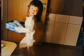 姚晨被茉莉逼唱歌 吐槽女儿爱心泛滥给玩偶盖抹布图片