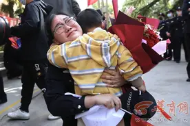 30名驰援武汉陕西女狱警回家 3岁半儿子一眼认出妈妈图片
