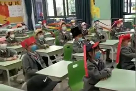 防疫有创意！杭州小学生戴“一米帽”上课图片