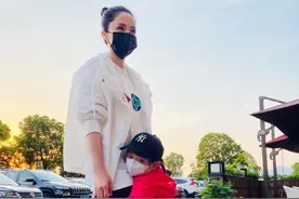 大小仙女合体！董璇女儿抱妈妈大腿撒娇乖巧惹人爱图片