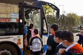 成华区开通“定制公交”专线 复课首日10余名小学生乘“同学号”返校图片