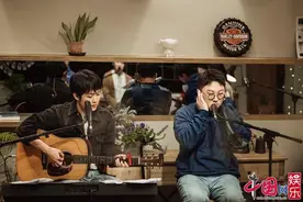 好妹妹乐队与易烊千玺合唱《你曾是少年》图片