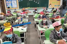开学第一天，杭州小学生戴一米帽上课，网友：被萌翻啦，太可爱了图片