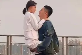 男友力炸了！《亲爱的戎装》黄景瑜树袋熊抱李沁图片