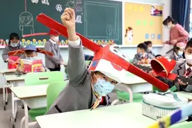 小学生头戴“一米帽”上学，创意造型折射教育大智慧图片