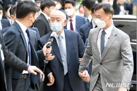 韩国前总统全斗焕跪像被立在法院前 大妈上去就是一巴掌图片