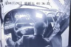 深夜80来岁的老婆婆趴在公交站台，幸好遇见了这位司机图片
