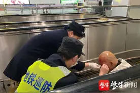 酒后独自乘扶梯 失足后仰摔破头图片