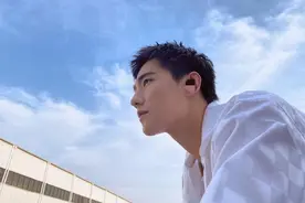 杨洋天台吹风清爽帅气 穿衬衫抿嘴浅笑似邻家学长图片