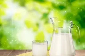 牛奶加热后生成的奶皮，有一种人不能吃……图片