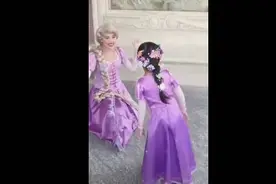 妈妈为女儿制作艾莎礼服 游迪士尼和本尊互动图片