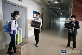 深圳高三毕业生返校，有学校班主任准备“惊喜明信片”供学生抽取图片