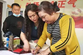 南门社区旧城改造回迁第一批群众领到不动产权证图片