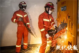 路人误闯地下人防工程，数吨重铁门突然被锁死……图片