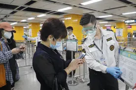 地铁“亮码”第一天：先“亮码”再安检，未见“红码”图片