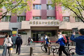 高三复学，北京五十四中分校校长对每位学生道“欢迎”图片