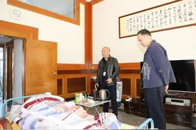 62岁阿姨购物时摔倒受伤，临海一超市赔了8000元图片