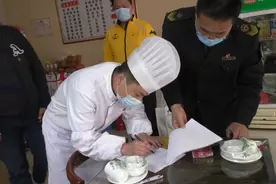 33秒｜助力餐饮业户“小证换大证”，“枣办好”让城市烟火气更浓图片