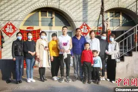 疫情时期的爱情：“90后”男护士从武汉返乡后与女友订婚图片