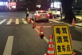 男子约会被放鸽子！停车堵死一条路被抓去坐牢…图片