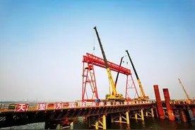 杭州：钱塘江新建大桥120吨提梁龙门吊顺利完成安装图片