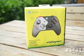 《赛博朋克2077》限定Xbox One手柄开箱 基努·里维斯战损涂装图片