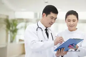 为什么手术室的医生不穿“白大褂”，而穿“绿大褂”？太有讲究了……图片