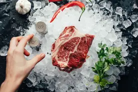 解冻食物别再用水泡了！专家：两招快速解冻→图片