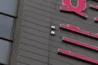 济南一男子在大厦楼顶撒下十几万现金，36小时后被劝下救治图片