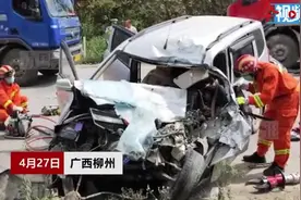 柳州一面包车迎面撞上大货车，车头面目全非，司机意识模糊图片