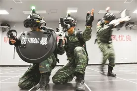 武警江西总队某支队利用VR训练系统开展反劫持演练图片