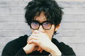井柏然变身时尚博主 黑与白的搭配更时尚图片