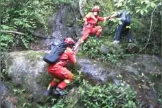 湘西小车坠崖，消防员化身“蜘蛛侠”，5名被困人员已送医救治图片
