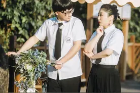 傅首尔老刘校园风婚纱照 重返20岁欢乐十足图片