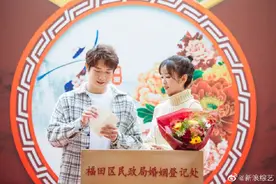 刘泳希李嘉铭领证宣誓显甜蜜 双方父母合影幸福美满图片
