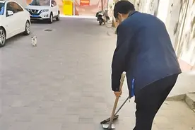 楼长自制清粪铲 倡导居民文明养犬图片