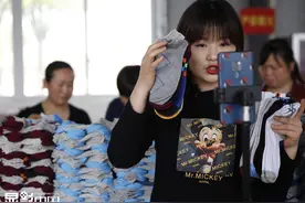 网红直播“带火”扶贫车间图片