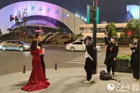 湖北武汉：婚纱摄影开始“复苏”图片