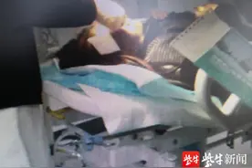 “锅”从天降！骑车女子被大风吹来的锅盖砸中，致鼻梁骨折图片