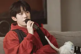 《朋友请听好》易烊千玺红色卫衣搭黑马甲散发少年活力图片