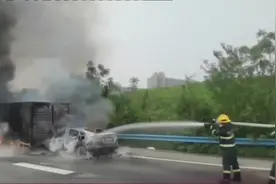 武鄂高速两车追尾后起火 消防员快速扑救视频封面