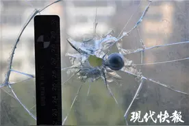 男子为取乐，用弹弓打破10多户窗玻璃图片
