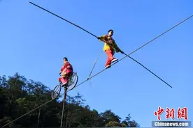 湖南郴州杂技演员挑战峡谷高空走钢丝图片