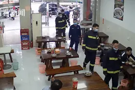 感谢你们！15名消防员灭火归来吃早餐 她代为买单后默默离开……图片