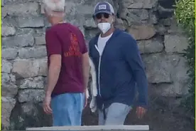 踩出双袜套！小李子携收养犬海滩漫步画面温馨图片