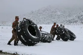暮春飞雪，高原武警特战队员练兵 “火力全开”图片