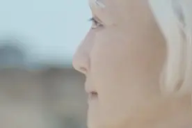 张杰谢娜老年妆含泪对视 夫妻档拍《爱人啊》MV图片