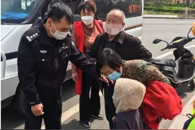 带娃逛超市，爷爷只顾与人聊天弄丢三岁孙子图片